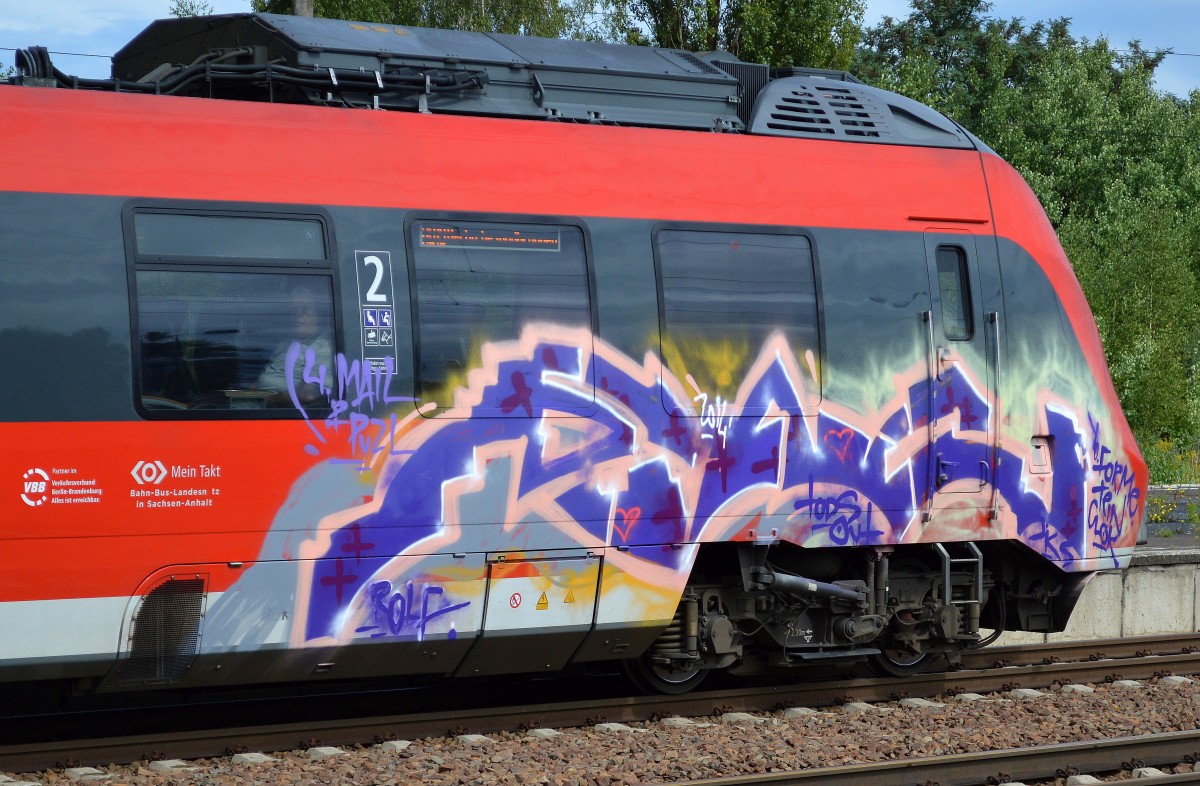 Graffiti an einem TALENT 2 der DB am 12.08.14 Bhf. Flughafen Berlin-Schönefeld.