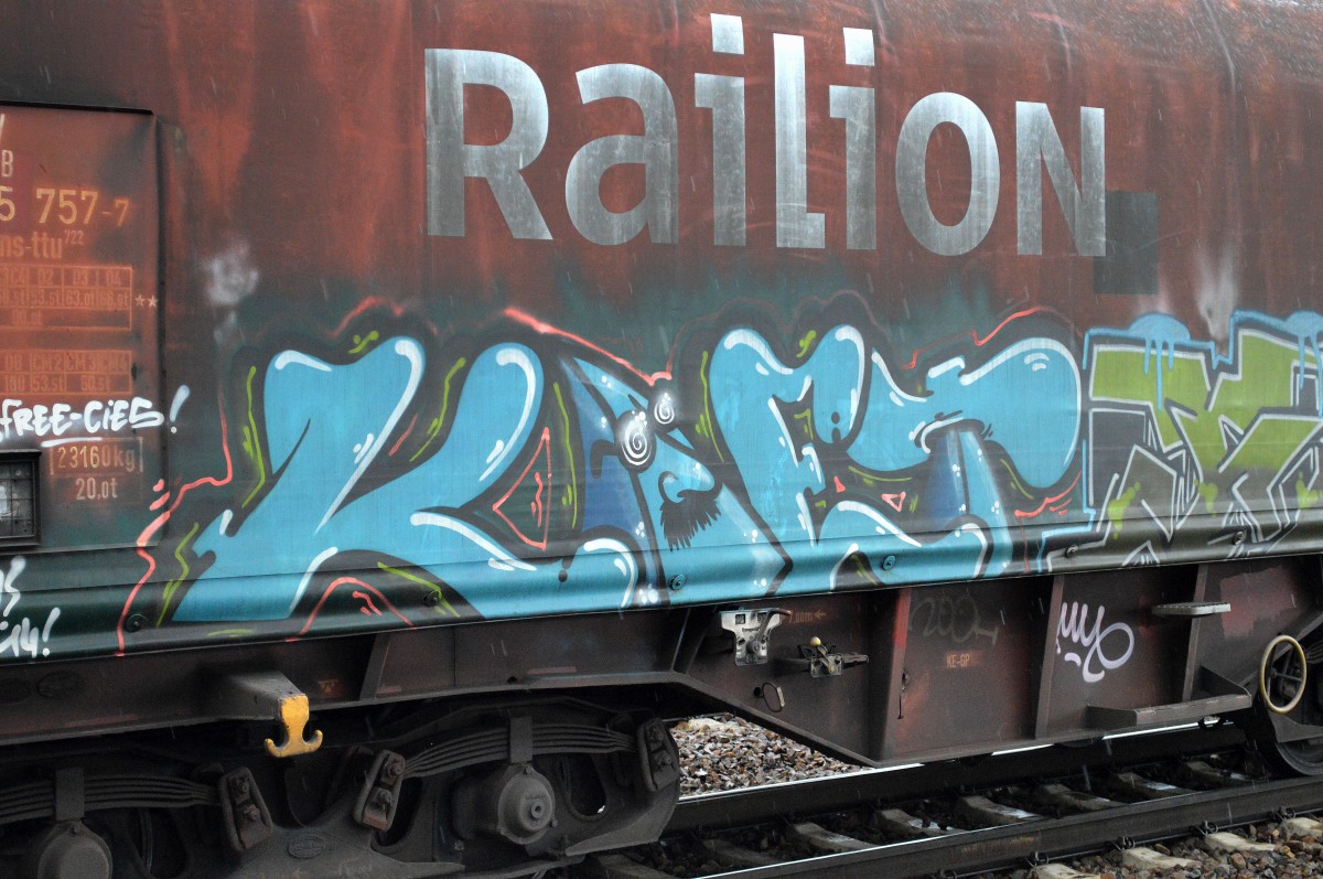 Graffiti auf einem Güterwagen am 28.03.15 Bhf. Flughafen Berlin-Schönefeld.