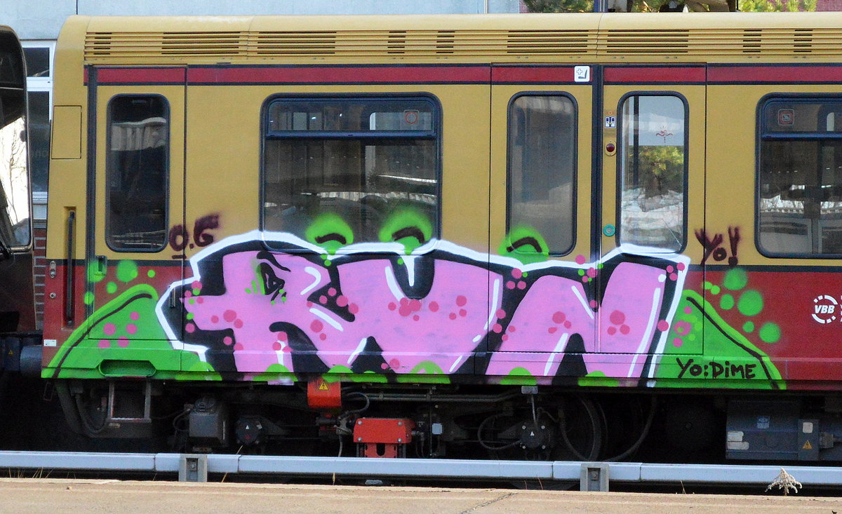 Graffiti gesichtet am 27.11.16 Bf. Flughafen Berlin-Schönefeld.