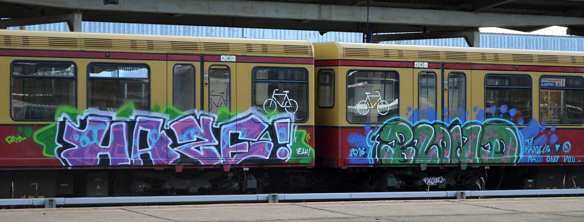 Graffiti gesichtet am 27.11.16 Bf. Flughafen Berlin-Schönefeld.