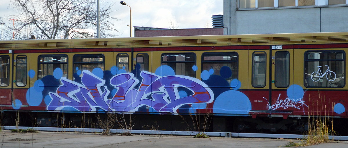 Graffiti gesichtet am 27.11.16 Bf. Flughafen Berlin-Schönefeld.