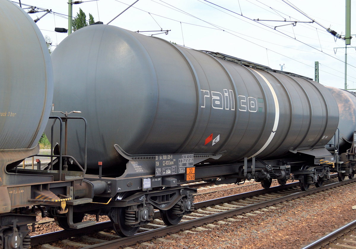 Grauer tschechischer Kesselwagen von der Fa. RAILCO a.s. mit der Nr 33 TEN 54 CZ-RCO 7838 335-9 Zacns 399.8 (UN-Nr. 33/1268 = Erdöldestillate, N.A.G. oder Erdölprodukte, N.A.G.) am 23.07.16 Bf. Flughafen Berlin-Schönefeld.