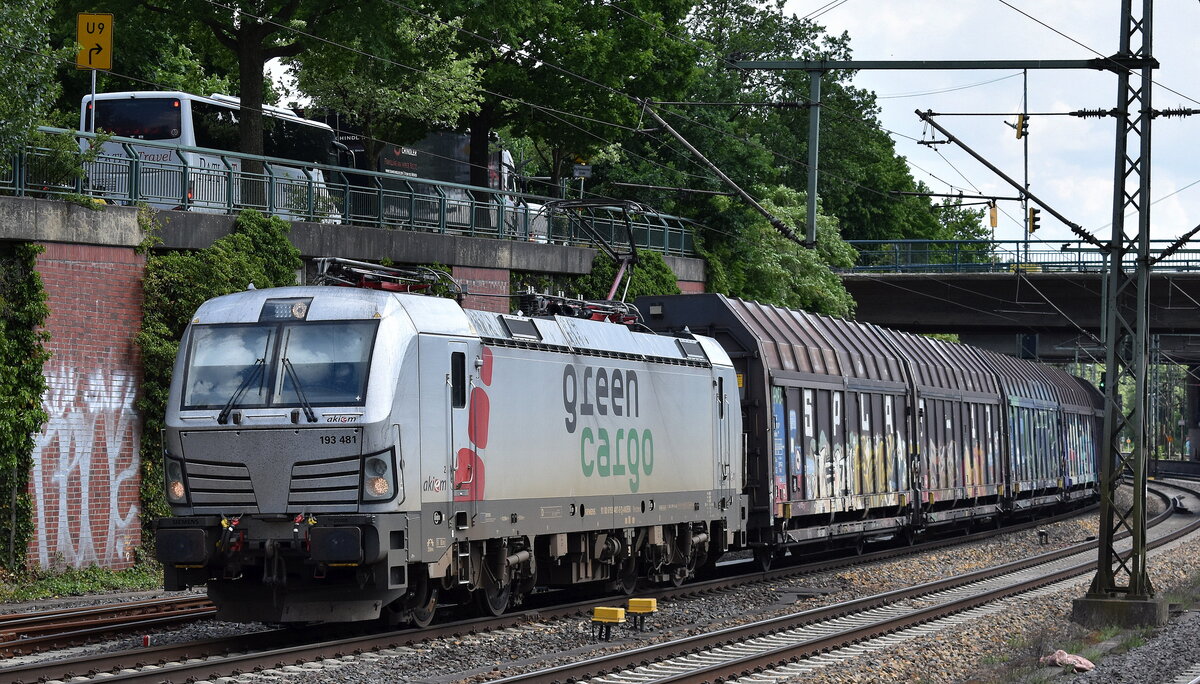 Green Cargo AB, Hallsberg [S] mit der geleasten Akiem Vectron   193 481  [NVR-Nummer: 91 80 6193 481-9 D-AKIEM] und einem Ganzzug Schiebewandwagen am 20.05.25 Höhe Bahnhof Hamburg-Harburg.