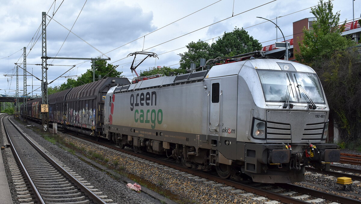 Green Cargo AB, Hallsberg [S] mit der geleasten Akiem Vectron  193 481  [NVR-Number: 91 80 6193 481-9 D-AKIEM] und einem Ganzzug Schiebewandwagen am 27.05.25 Höhe Bahnhof Hamburg-Harburg.