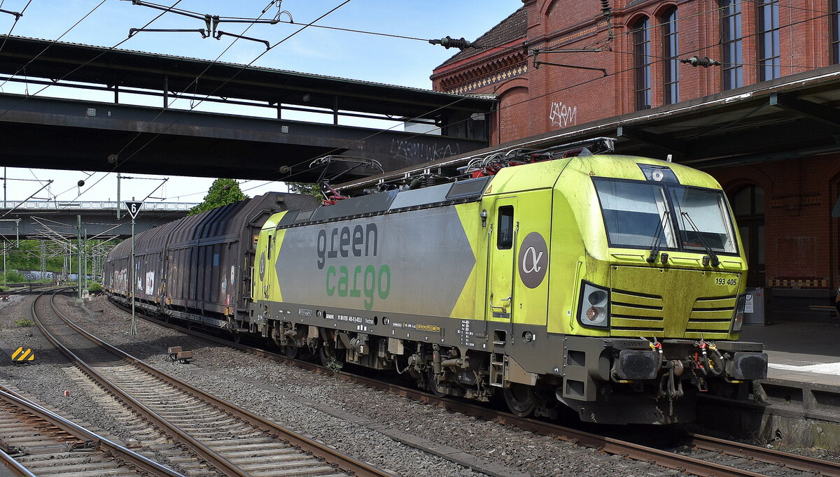 Green Cargo AB, Solna [S] mit der geleasten Alpha Trains Vectron  193 405  [NVR-Nummer: 91 80 6193 405-8 D-ATLU] und einem Ganzzug Schiebewandwagen am 14.05.25 Durchfahrt Bahnhof Hamburg-Harburg.