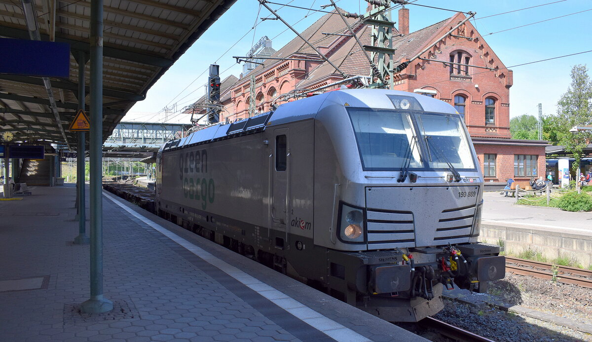 Green Cargo AB, Solna [S] mit der geleasten Akiem Vectron  193 869  [NVR-Nummer: 91 80 6193 869-5 D-AKIEM] und Containertragwagen (leer) am 14.05.25 Durchfahrt Bahnhof Hamburg-Harburg.