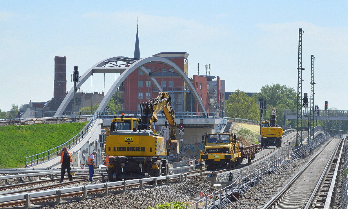 Großbaustelle Berlin-Ostkreuz im Mai 2017 mit der Fa. KGT mit Zweiwegebaggern und Zweiwege MB-UNIMOG bei der damals noch nicht ganz fertiggestellten S-Bahnunterführung Richtung Berlin-Lichtenberg unter der S-Bahn Brücke Richtung Erkner, 18.05.17 