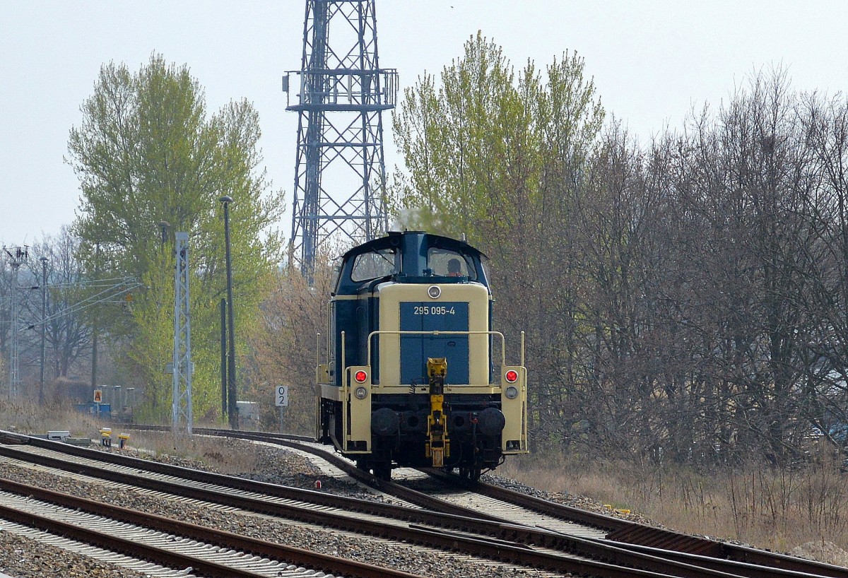 Große Überraschung an ungewohnter Stelle eine 295´er in klssischen alten DB Farben fuhr aus Richtung Berlin-Schöneweide kommend in Berlin Adlershof Richtung Berlin-Köpenick entlang, es war die Lok 295 095-4 (98 80 3295 095-4 D-RPRS, MaK Bj.1978) der Fa. Railsystems RP GmbH am 01.04.14