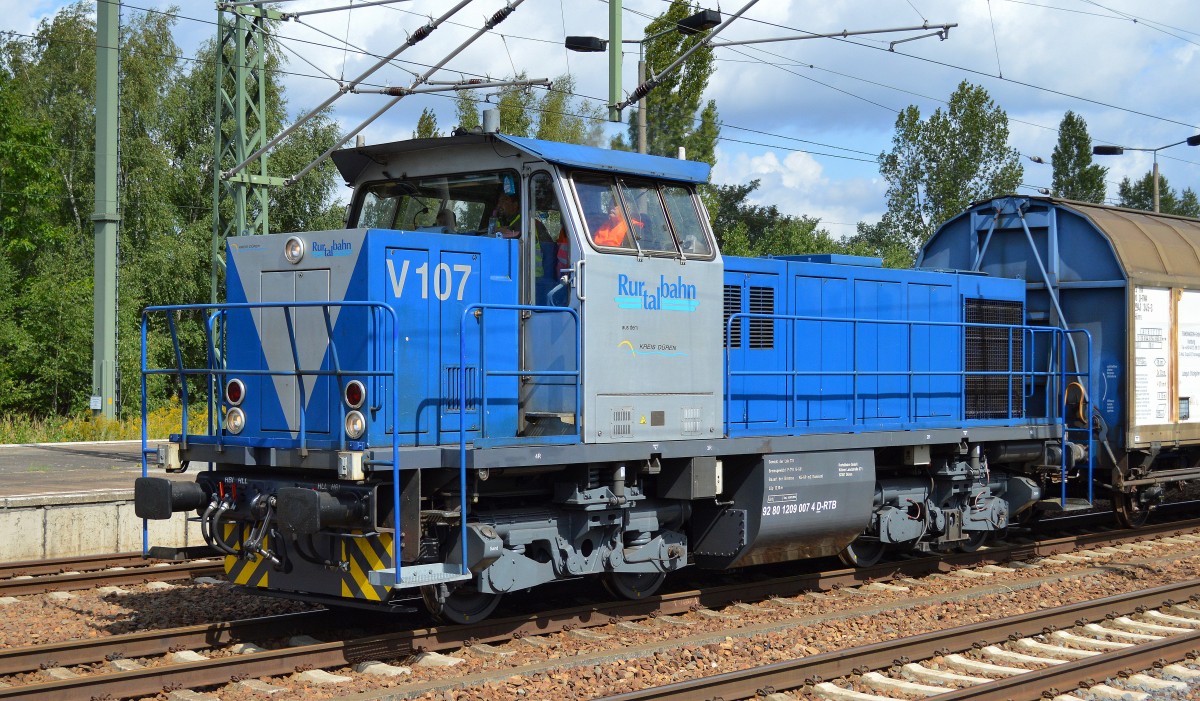 Große Überraschung im Bhf. Flughafen Berlin-Schönefeld, ein Loktyp der mir hier im Nordosten erstmals vor die Kamera fährt, eine ehemalige V100 (West) von OnRail umgebaut zum Loktyp DH 1004 (ex 211 104), die V 107 (92 80 1209 007-4 D-RTB, OnRail Bj.2003) der Rurtalbahn fuhr mit drei Schiebewandwagen an mir vorbei, 20.08.14  