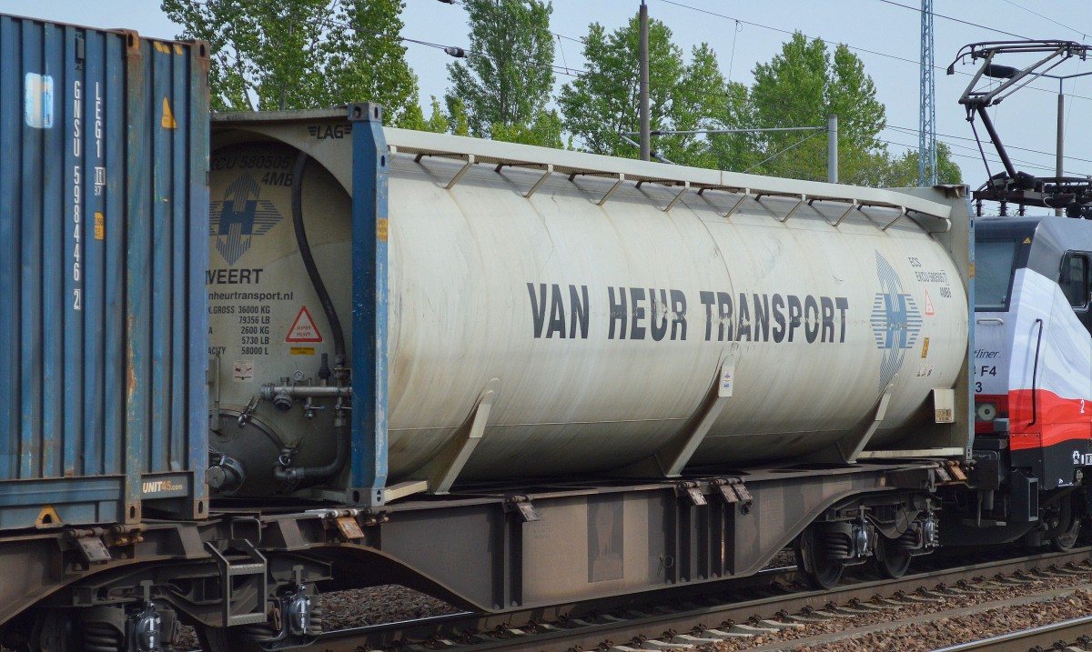 Großer Kesselcontainer der Fa. VAN HEUR TRANSPORT am 08.05.15 Bhf. Flughafen Berlin-Schönefeld.