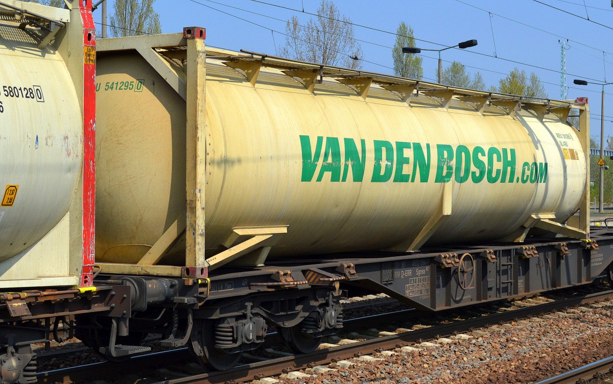 Großer Kesselcontainer von VAN DEN BOSCH am 24.04.15 Bhf. Flughafen Berlin-Schönefeld.