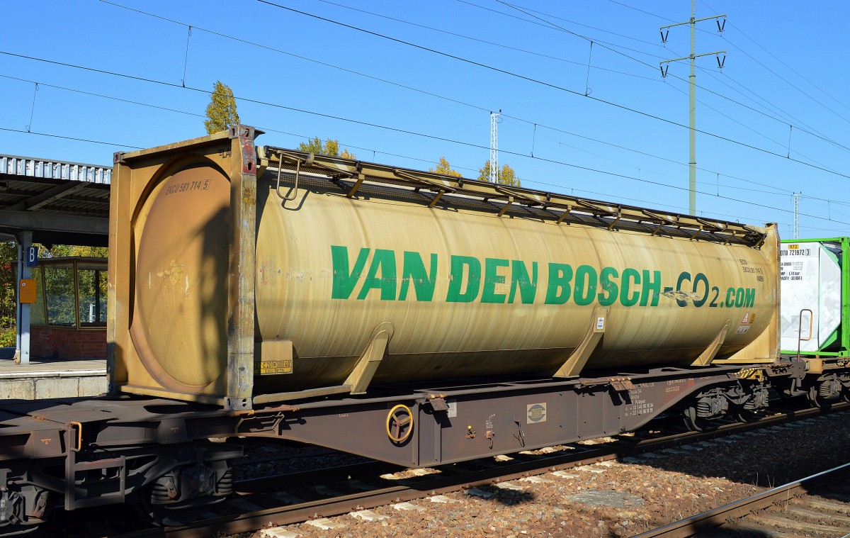 Großer Kesselcontainer von VAN DEN BOSCH - CO2.com am 10.10.15 Bhf. Flughafen Berlin-Schönefeld.