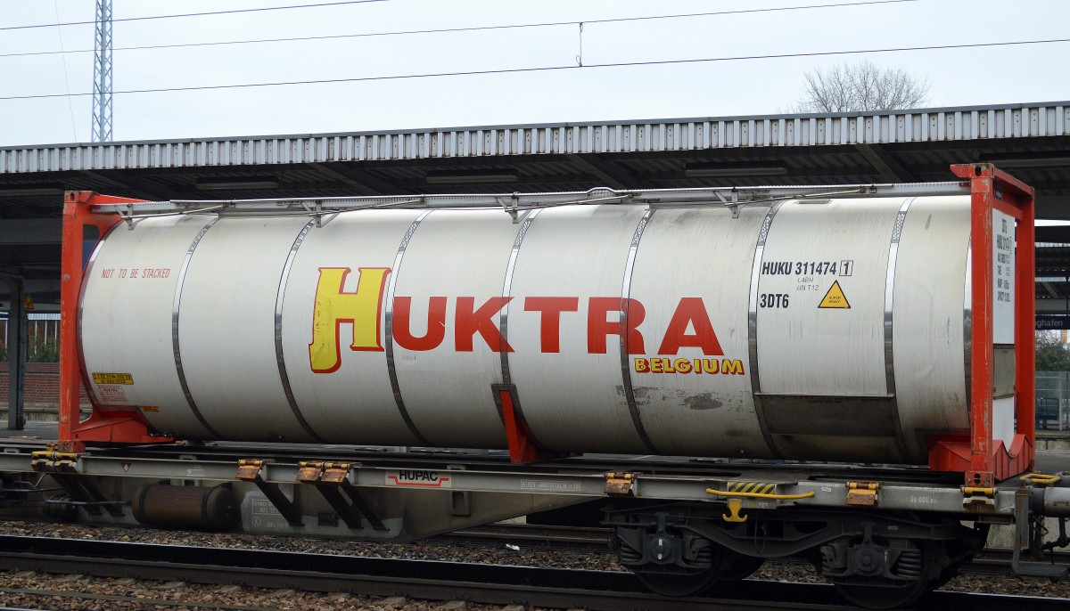 Großer Tankcontainer vom belgischen Unternehmen HUKTRA am 18.02.16. Bhf. Flughafen Berlin-Schönefeld.