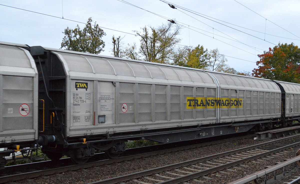 Großräumiger Drehgestell-Schibewandwagen vom Einsteller TRANSWAGGON mit schweizer Registrierung mit der Nr. 33 TIBV 85 CH-TWA 2740 709-6 Habbiins 17 am 09.10.17 Berlin-Karow.