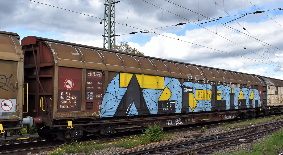 Großräumiger Drehgestell-Schiebewandwagen vom Einsteller ČD Cargo a.s. mit der Nr. 31 RIV 54 CZ-ČDC 2780 253-5 Habbillns 135.1 in einem gemischten Güterzug am 23.09.25 Höhe Bahnhof Magdeburg-Neustadt.