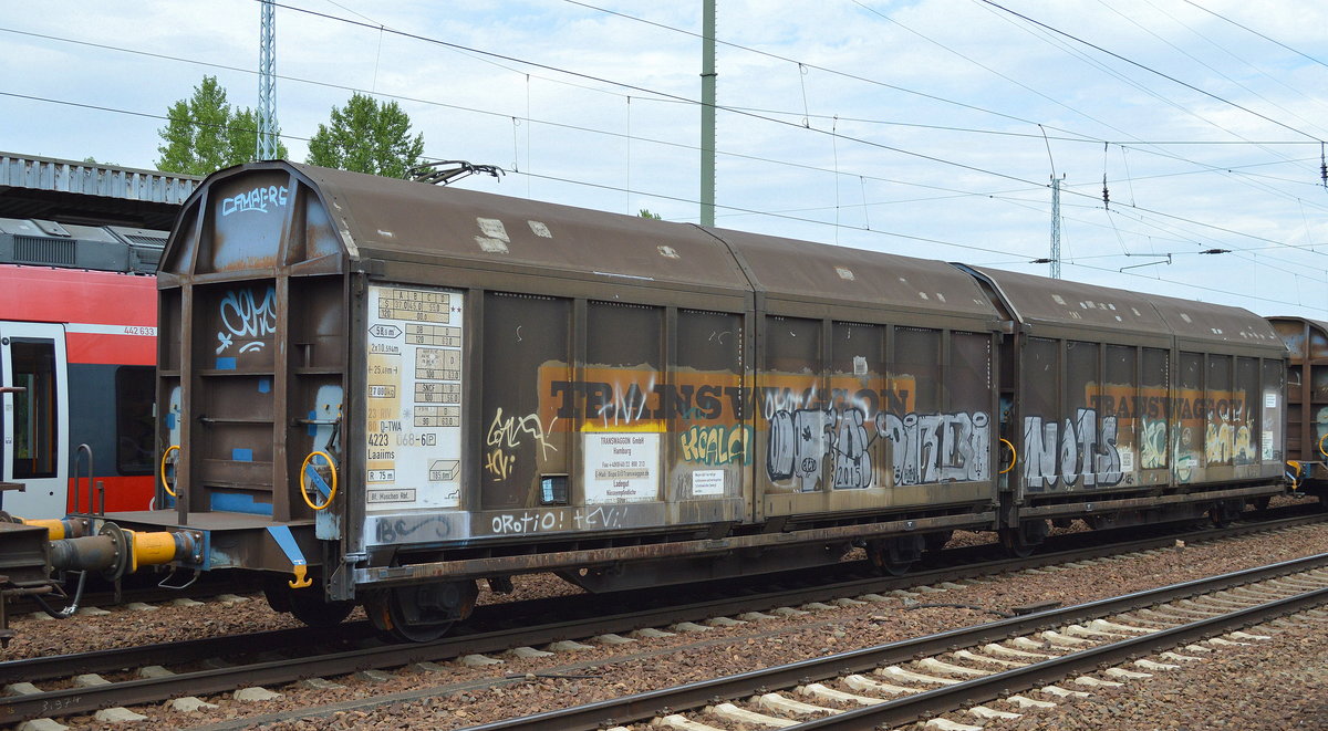 Großraum-Schiebewandwageneinheit vom Einsteller TRANSWAGGON mit der Nr. 23 RIV 80 D-TWA 4223 068-6(P) Laaiims Bf. Maschen-Rbf. ladegut: Nässeempfindliche Güter am 21.07.16 Bf. Flughafen Berlin-Schönefeld.