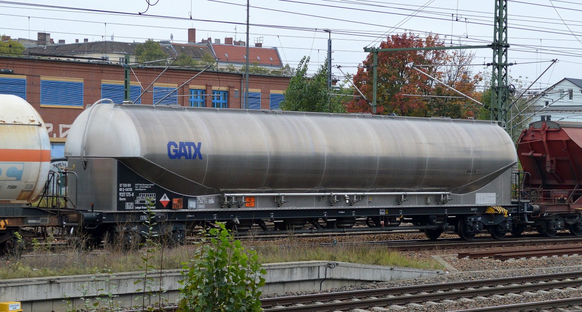 Großraum-Staubgutwagen vom Einsteller GATX mit der Nr. 37 TEN RIV 80 D-GATXD 9327 575-8 Uacns Ladegut: Braunkohlestaub siehe UN-Nr.40/1361 am 24.10.14 in einem gemischten Güterzug Höhe Berlin-Westhafen.