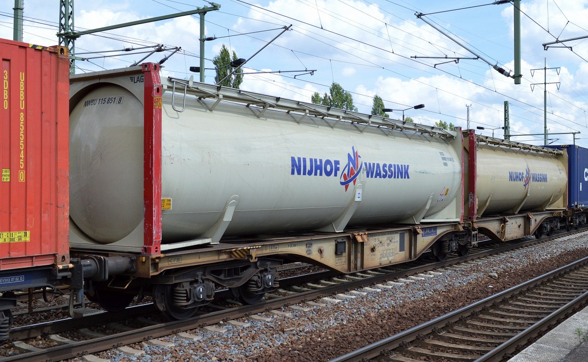 Großtankcontainer vom niederländischen Logistiker NIJHOF WASSINK am 01.08.14 Bhf. Flughafen Berlin-Schönefeld.
