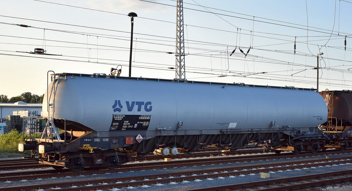 Großvolumiger Drehgestell-Staubgutwagen vom Einsteller VTG mit der Nr. 33 RIV 80 D-VTG 9326 119-0 Uacns für die Befüllung mit Kohlestaub siehe auch UN-Nr.: 60/1361 in einem gemischten Güterzug am 19.06.25 Höhe Bahnhof Senftenberg.