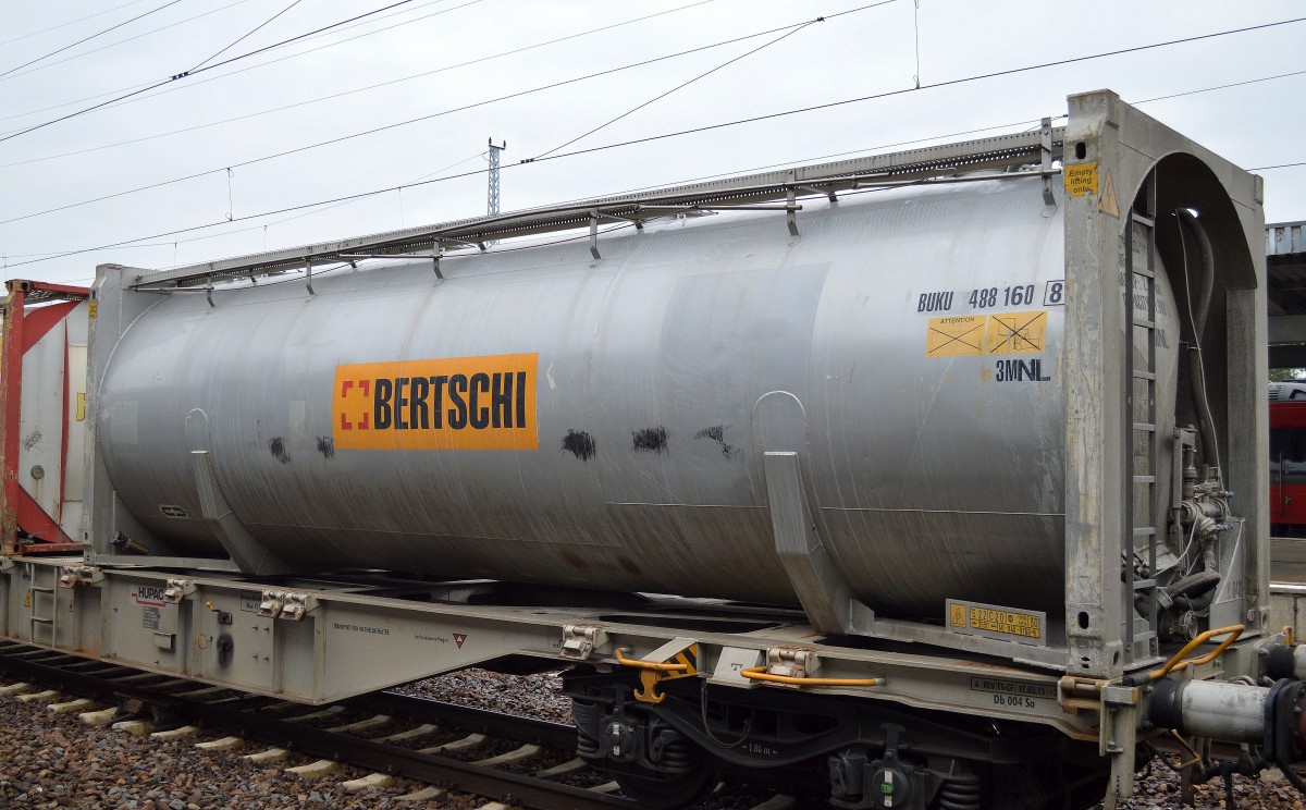 Großvolumiger Kesselcontainer vom schweizer Unternehmen BERTSCHI am 18.02.16 Bhf. Flughafen Berlin-Schönefeld.