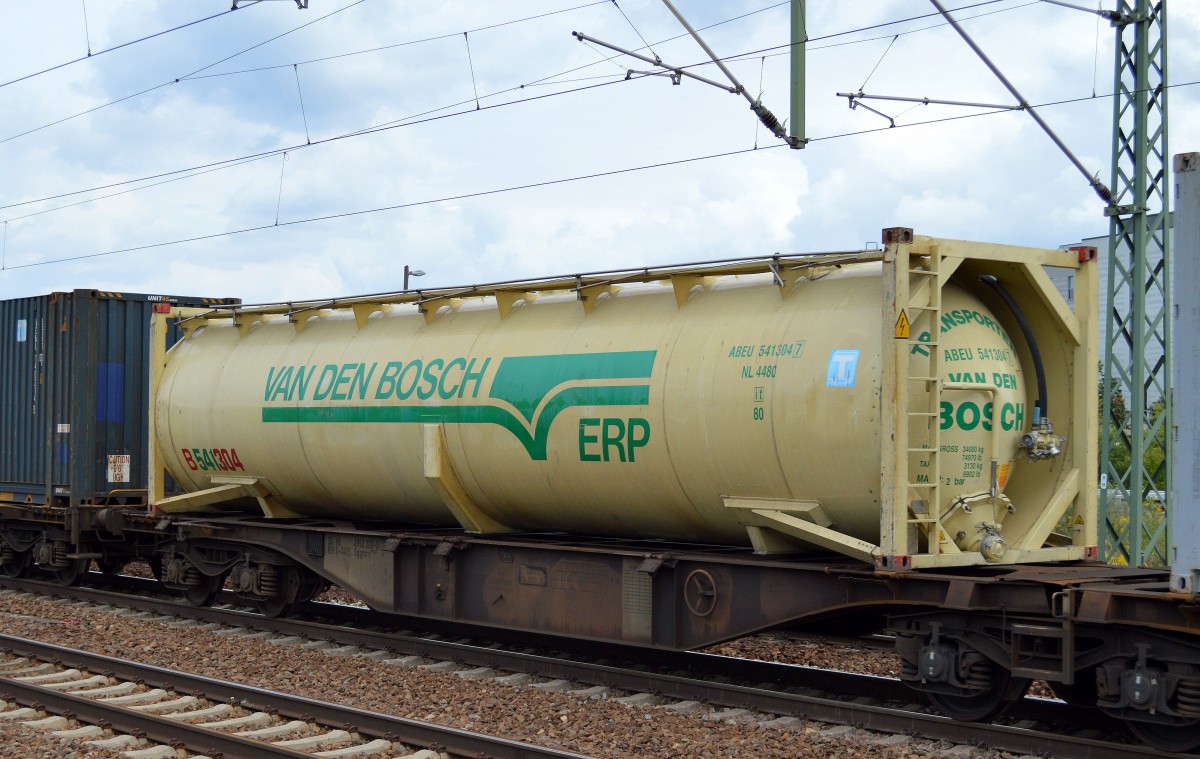 Großvolumiger Tankcontainer der Niederländer VAN DEN BOSCH/ERP am 26.08.14 Bhf. Flughafen Berlin-Schönefeld.