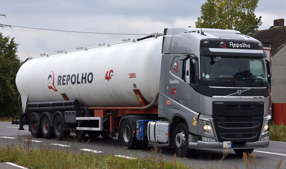 Grupo Repolho (Spedition aus Portugal) mit einem Tank-Sattelzug mit VOLVO FH 420 EURO6 Zugmaschine am 01.10.25 Höhe Bahnübergang Rodleben.