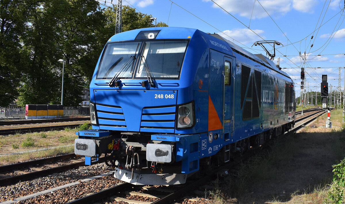 Hamburger Rail Service GmbH & Co. KG, Ahrensburg [D] mit der geleasten northrail Vectron Dual Lok  248 048 , Name:  Felly  [NVR-Nummer: 90 80 2248 048-1 D-NRAIL] am 19.06.25 Höhe Bahnhof Ruhland.
