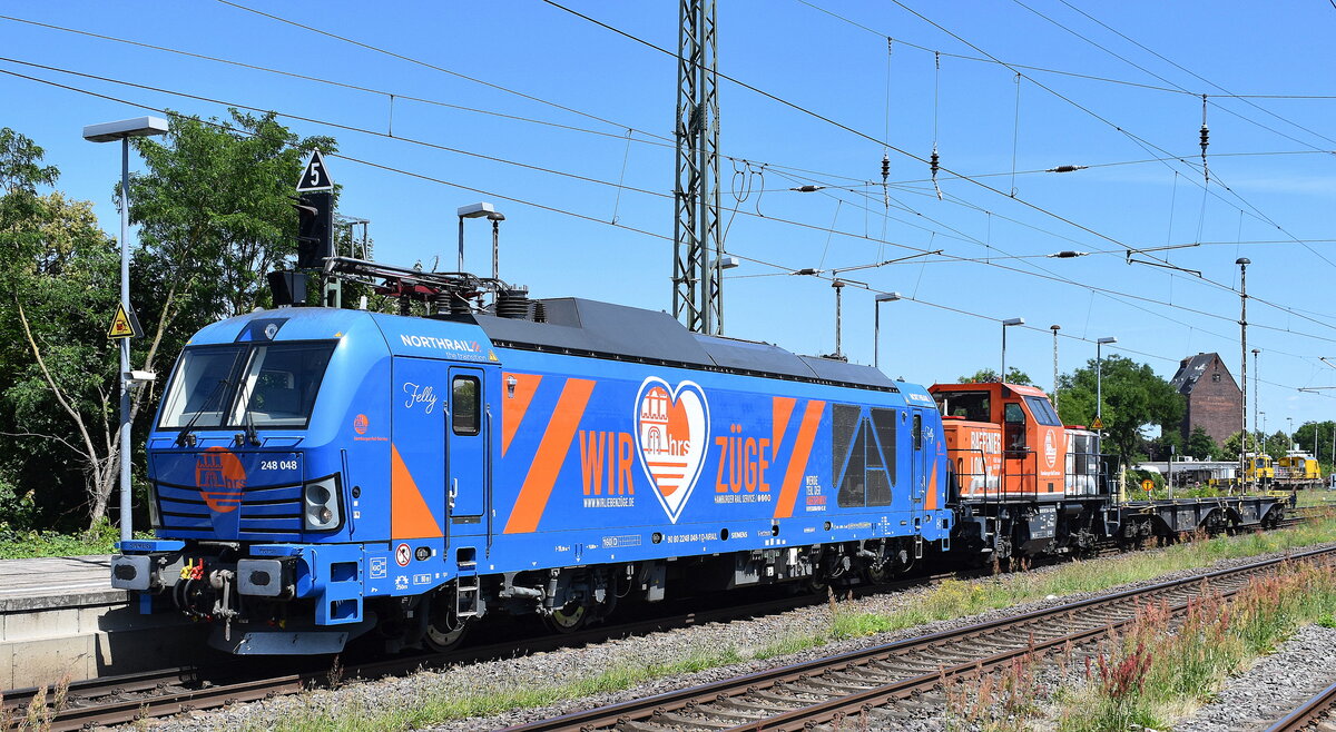 Hamburger Rail Service GmbH & Co. KG, Ahrensburg [D] mit der geleasten northrail Vectron Dual Lok  248 048 , Name:  Felly  [NVR-Nummer: 90 80 2248 048-1 D-NRAIL] und der geleasten Nexrail AssetCo Sàrl Hybridlok Prima H3 (NVR:  90 80 1002 044-8 D-NXRL ) + Drehgestell-Flachwagen am Haken am 20.06.25 Höhe Bahnhof Stendal Hbf.