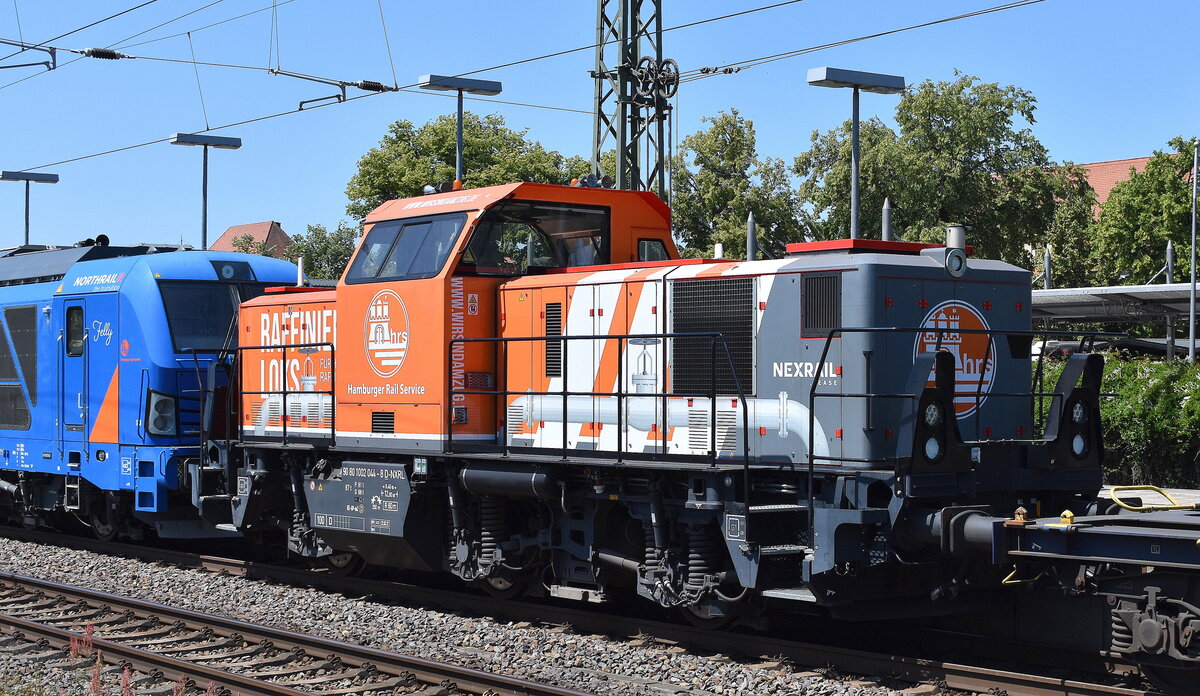 Hamburger Rail Service GmbH & Co. KG, Ahrensburg [D] mit der geleasten Nexrail AssetCo Sàrl Hybridlok Prima H3 (NVR:  90 80 1002 044-8 D-NXRL ) am Haken von Vectron Dual Lok  248 048  am 20.06.25 Höhe Bahnhof Stendal Hbf.
