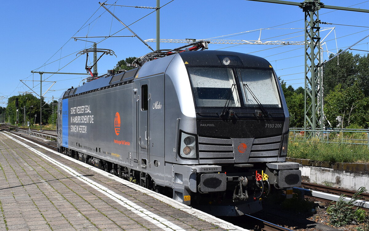 Hamburger Rail Service GmbH & Co. KG, Ahrensburg [D] mit der geleasten Railpool Vectron  7193 200  [NVR-Nummer: 91 80 7193 200-1 D-Rpool] am 30.06.25 Durchfahrt Bahnhof Königs Wusterhausen.