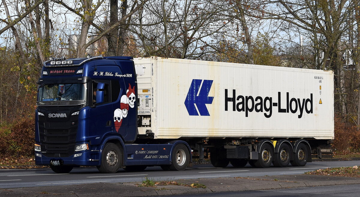 Hans-Hermann Blöhse Transporte GbR mit einem Containerträger-Sattelzug mit toller recht neuer SCANIA 560 S Zugmaschine am 12.11.25 Berlin Marzahn.