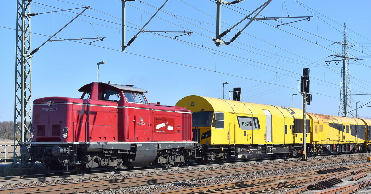 Hanse Lok GmbH, Hamburg mit der  V 100 2267  (NVR:  92 80 1212 267-9 D-EGP ) und der Überführung  des  High Performance Milling -Schienenfräszug Vossloh HPM VM141 „Hornet“ (D-VRSD 99 80 9527 002-3 / 99 80 9527 005-9 D-VRSD) am 20.03.25 Höhe Bahnhof Rodleben.