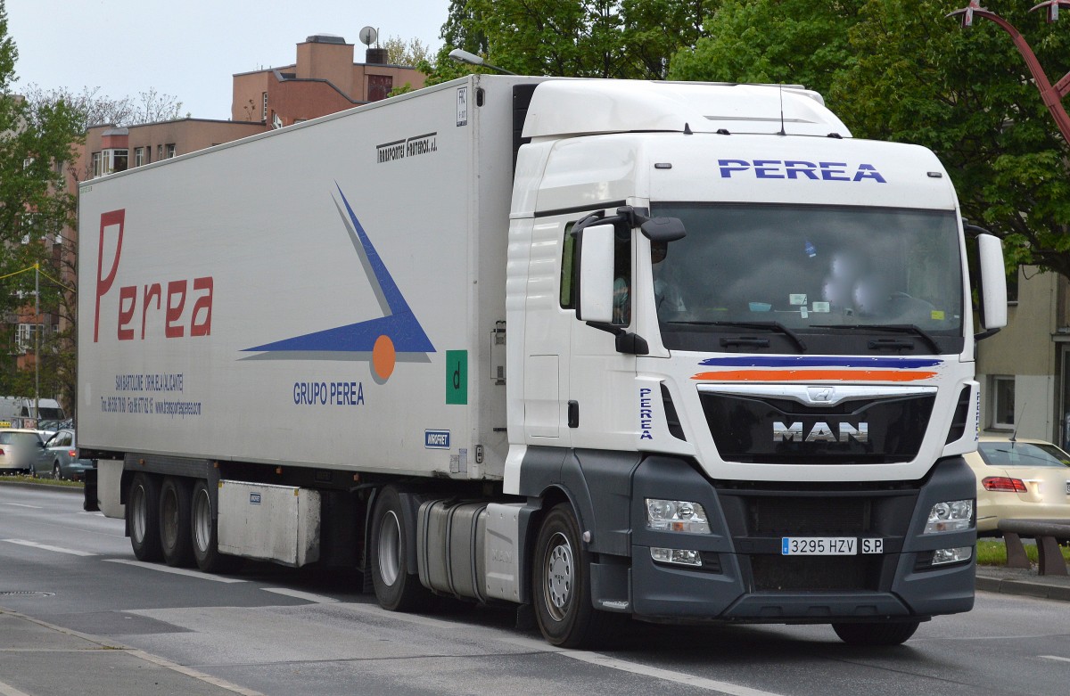 Hat schon eine längere Strecke hinter sich gebracht, ein MAN Sattelzug (Kühlthermoauflieger) aus Spanien der Fa. GRUPO PEREA am 05.05.15 Berlin-Beusselbrücke.