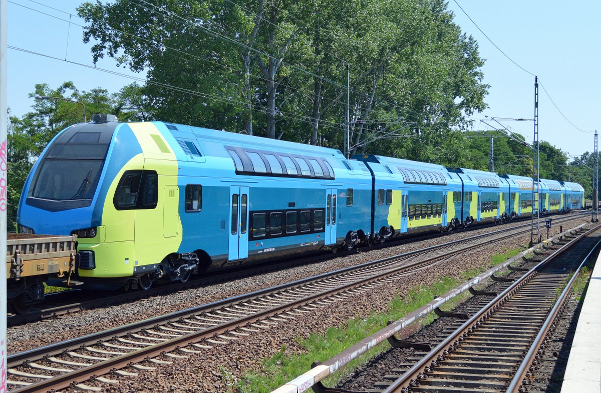 Hatte ich vor zwei Tagen eine gleichartige Überführung noch verpasst war ich diesmal zur Stelle. Ich war echt überrascht, der von den meisten Berlinern geschätzte vierteilige ODEG-KISS als sechsteilige Version mit den tollen Farben der WestfalenBahn GmbH eine INR konnte ich erspähen (94 80 0445 706-5 D-WFB), das sieht wirklich toll aus, diese Version ist wirklich verdammt lang, 03.07.15 Mühlenbeck/Mönchmühle bei Berlin.