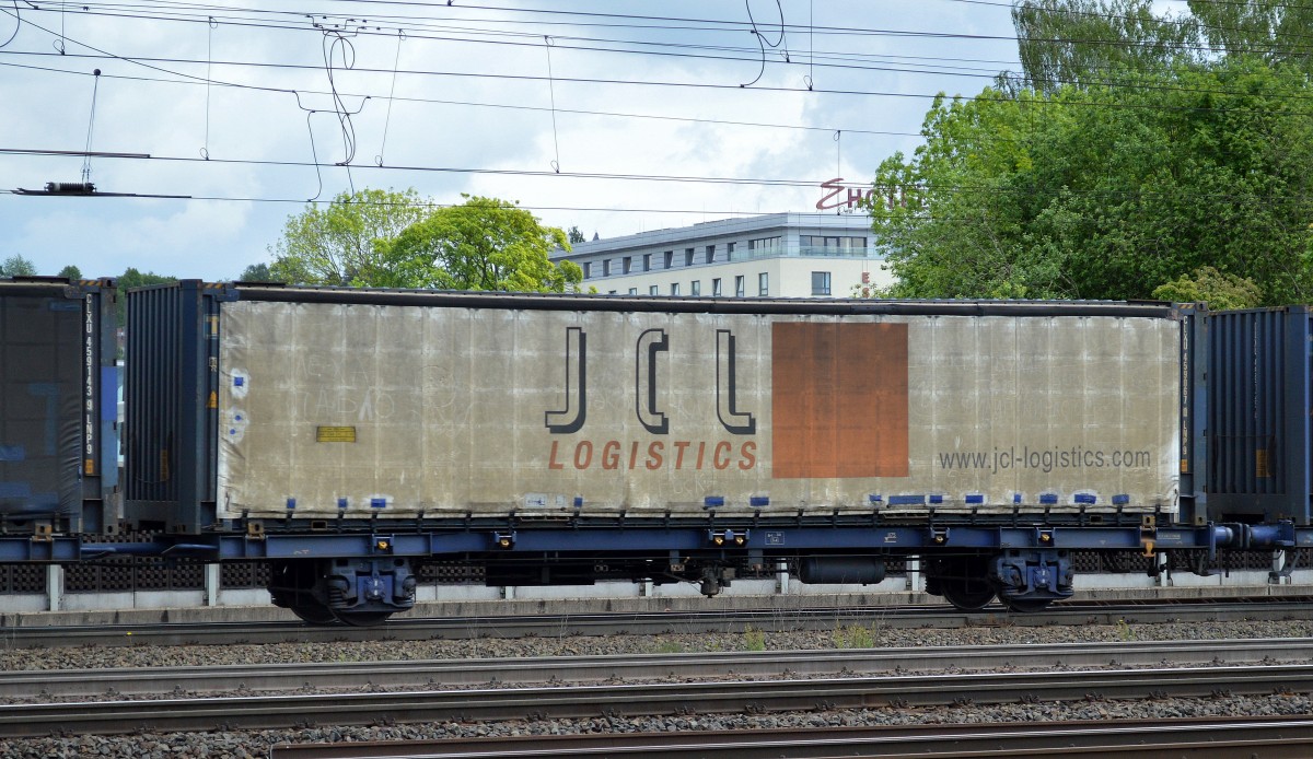 Hauptsitz von JCL Logistics ist Werndorf in Östereich von dort opereieren sie weltweit vor allem in Asien mit Transport- und Containerlogistik, hier ein Spezialcontainer mit seitlichen Planeüberzug, 18.05.14 Bhf. Fulda. 