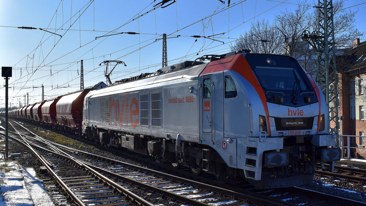 Havelländische Eisenbahn AG, Berlin-Spandau [D] mit ihrer EuroDual Lok  159 006  [NVR-Nummer: 90 80 2159 006-6 D-HVLE] anscheinend im Auftrag für die DB Cargo mit einem Kalizug am 19.02.25. Höhe Bahnhof Magdeburg-Neustadt.
