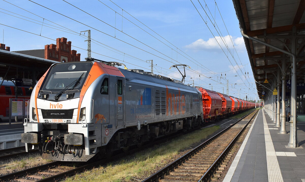 Havelländische Eisenbahn AG, Berlin-Spandau [D] mit ihrer Eurodual Lok  159 005  [NVR-Nummer: 90 80 2159 005-8 D-HVLE] und einem Kalizug am 03.06.25 Höhe Bahnhof Stendal Hbf.