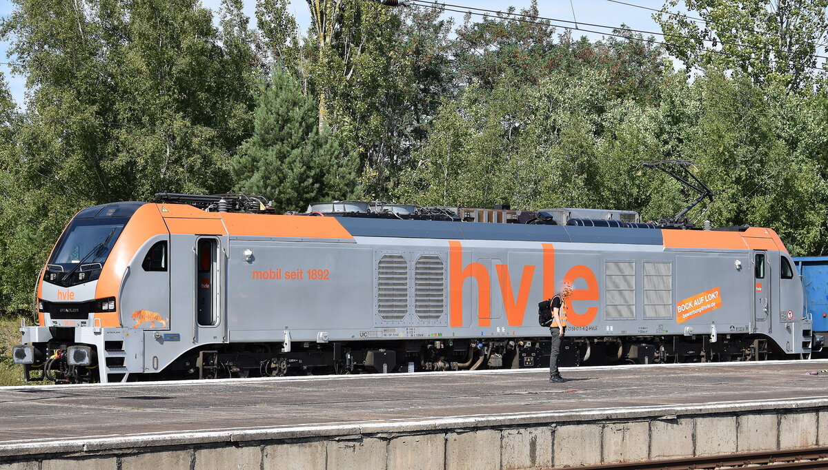 Havelländische Eisenbahn AG, Berlin-Spandau [D] mit ihrer Eurodual Lok  159 011  [NVR-Nummer: 90 80 2159 011-6 D-HVLE] und einem Ganzzug polnischer Drehgestell-Hochbordwagen (PKP Cargo) beim Kurzhalt zum Personalwechsel im Bahnhof Schönefeld b. Berlin 01.09.25 