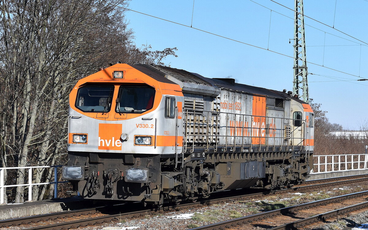 Havelländische Eisenbahn AG mit ihrem Tiger  V330.2  (NVR:  92 80 1250 010-6 D-HVLE ) am 18.02.25 Höhe Bahnhof Magdeburg-Neustadt.
