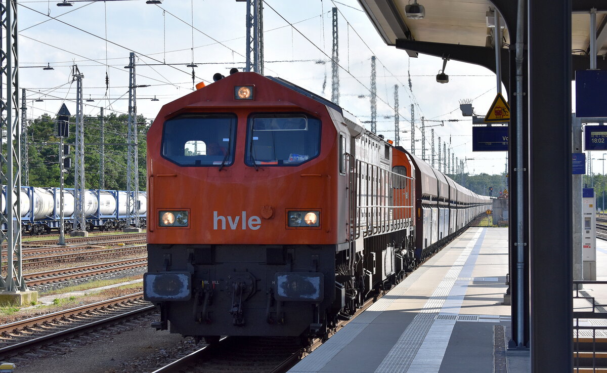 Havelländische Eisenbahn AG, Wustermark [D] mit einem ihrer Tiger leider ohne Frontnummer, daher nicht erkennbar mit einem Ganzzug Selbstentladewagen am 30.07.25 Durchfahrt Bahnhof Ruhland.