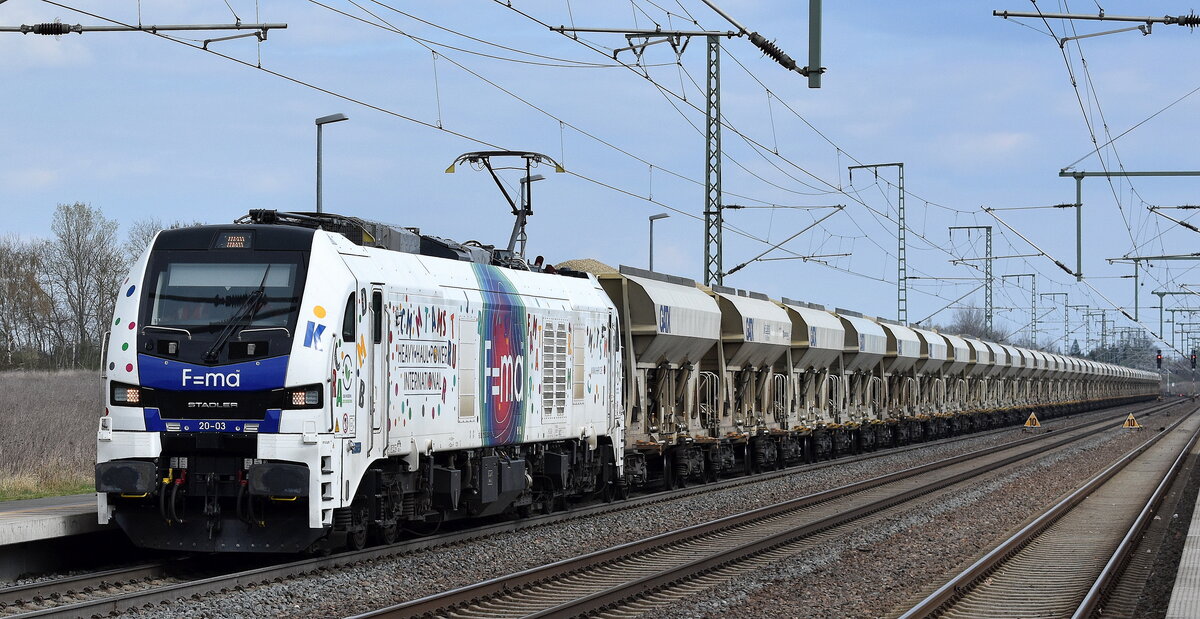 Heavy Haul Power International GmbH, Erfurt [D] mit der geleasten ELP Eurodual Lok  20-03  [NVR-Nummer: 90 80 2159 203-9 D-ELP] in neuem Foliendesign mit einem Ganzzug Schüttgutwagen mit Sand befüllt am 09.04.25 Höhe Bahnhof Rodleben.