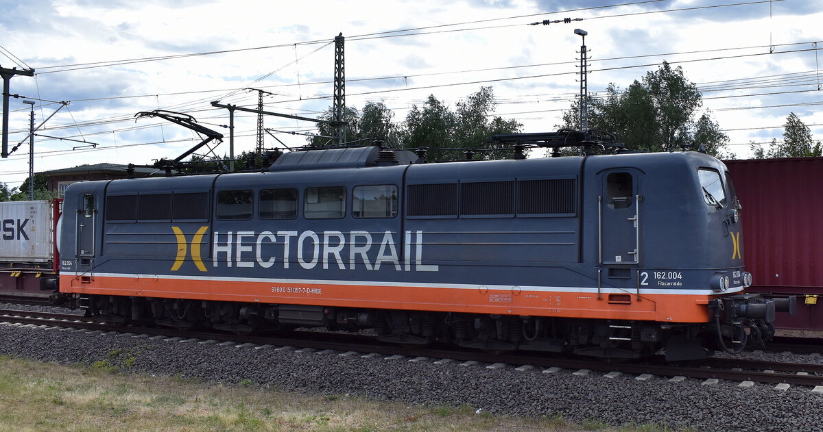 Hector Rail (Germany) GmbH, Bochum mit ihrer  162.004 , Name:  Fitzcarraldo  (NVR:  91 80 6151 057-7 D-HRDE ) am 10.07.25 Höhe Bahnhof Magdeburg Hbf.