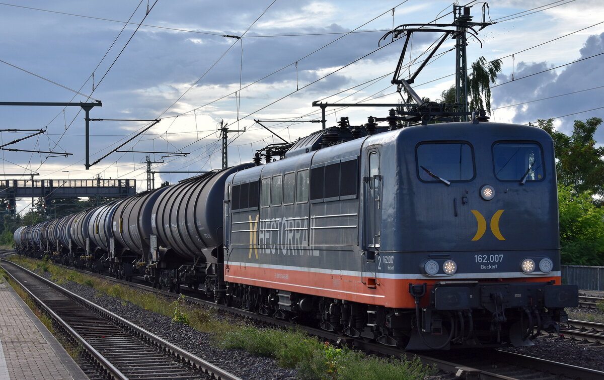 Hector Rail (Germany) GmbH, Bochum mit ihrer  162.007 , Name:  Beckert  (NVR:  91 80 6151 134-4 D-HRDE ) und einem Kesselwagenzug (für Benzin) am 01.08.25 Höhe Bahnhof Niederndodeleben.