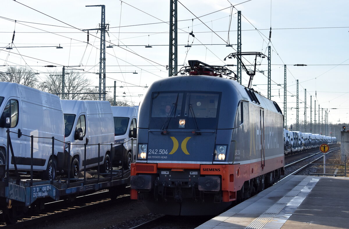Hector Rail (Germany) GmbH mit ihren Taurus   242.504 , Name:  Mr Potato Head  [NVR-Nummer: 91 80 6182 504-1 D-HRDE] am 16.12.25 Durchfahrt Bahnhof Ruhland. 