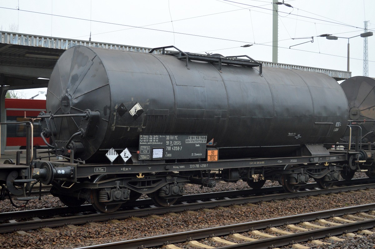 Heizoelkesselwagen vom Einsteller DB Schenker Rail Spedkol Sp.z o.o. einer weiter Tochtergesellschaft unter dem Dach der DB Schenker Rail Polska. Schon interessant wie sich der DB Schenker Konzern in Polen ausgemehrt hat in den letzten Jahren. Hier der Wagen mit der Nr. 33 RIV 51 PL-DBSRS 788 4 358-7 Zaes St. Stawiecice mit UN-Nr. 90/3082 (flüssiger umweltgefährdender Stoff, siehe Heizoel), 25.11.14 Bhf. Flughafen Berlin Schönfeld. 