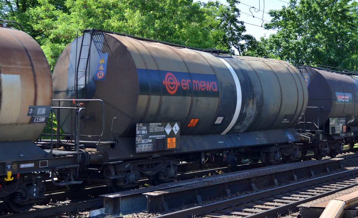 Heizoelkesselwagen vom Einsteller ERMEWA eingestellt in Frankreich mit der Nr. 33 RIV 87 F-ERMD 788 1 890-0 Zaes lt Gefahrstofftafel 90/3082 f�r fl�ssige umweltgef�hrdende Stoffe am 12.06.14 in Berlin-Karow. 