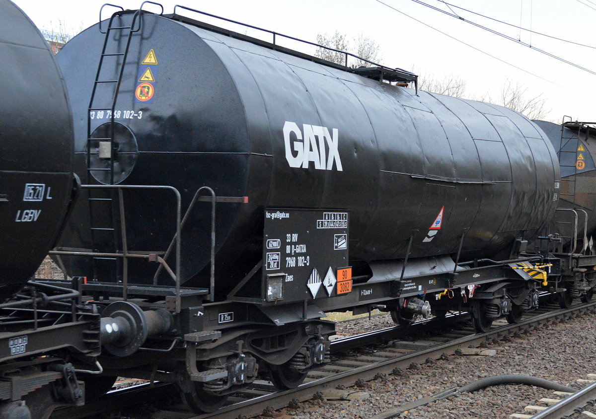 Heizoelkesselwagen vom Einsteller GATX in Österreich mit deutscher Registrierung mit der Nr. 33 RIV 80 D-GATXA 7968 102-3 Zaes (UN-Nr.:90/3082 = Umweltgefährdender Stoff, flüssig, N.A.G.) am 27.11.17 Berlin-Hohenschönhausen.  