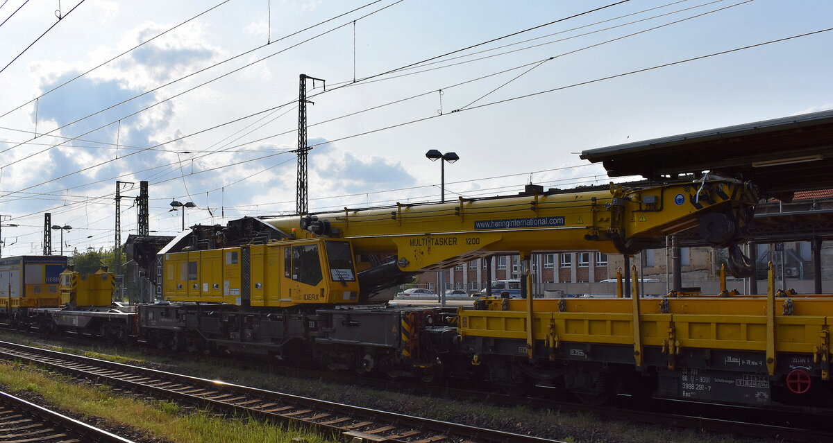 Hering Bahnbau GmbH mit ihrem recht neuen KIROW MULTI TASKER 1200, Name  IDEFIX , Nr. leider nicht entzifferbar + Beiwagen am Haken von Voith Gravita 10 BB [NVR-Nummer: 92 80 1261 310-7 D-NRAIL] am 03.06.25 Durchfahrt Bahnhof Stendal Hbf.