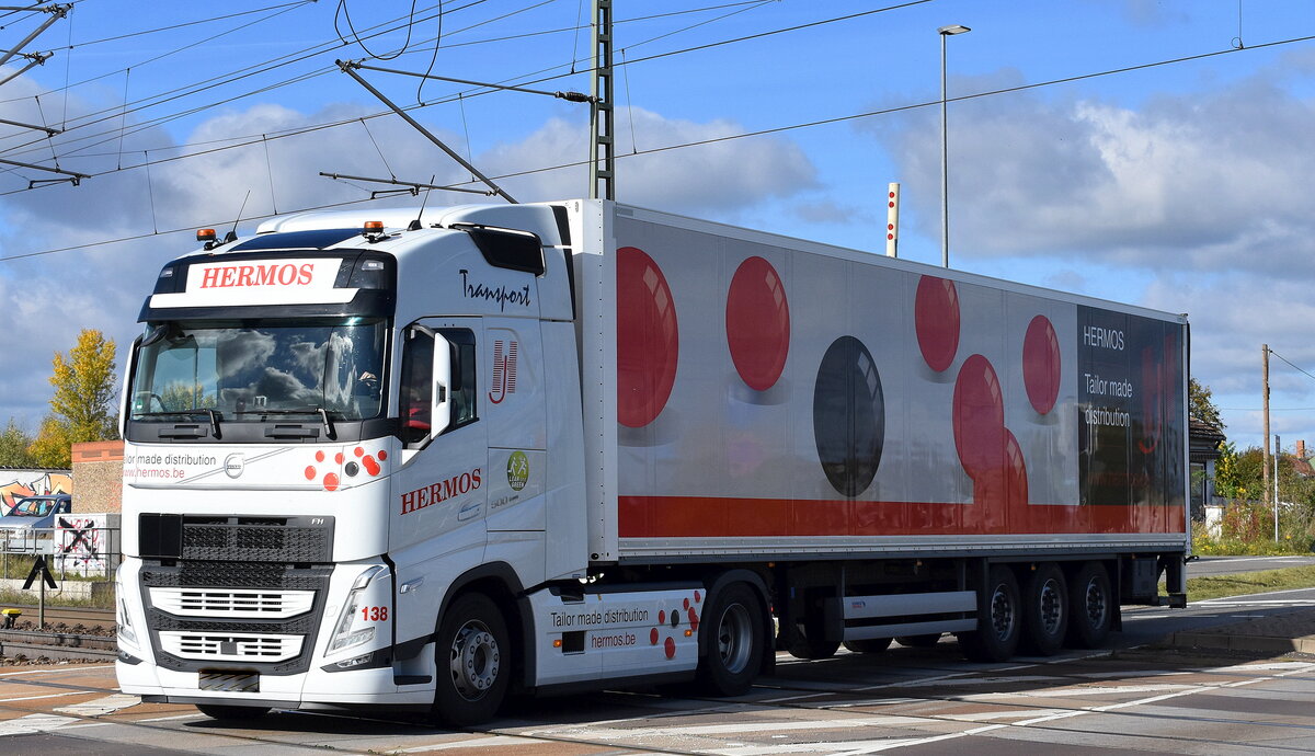 Hermos bvba (Transport-Spedition aus Belgien) mit einem Sattelzug mit neuerer VOLVO FH 500 I-SAVE Zugmaschine am 13.10.25 Höhe Bahnübergang Rodleben.