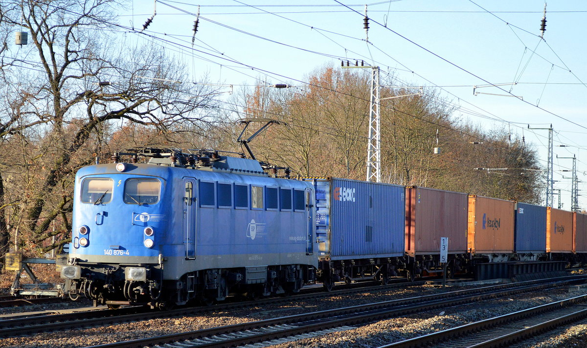 Herrlich blau leuchtend in der tiefen Sonne kam die EGP 140 876-4 mit einem langen Containerzug Richtung Königs Wusterhausen durch Berlin-Grünau am 29.11.16 